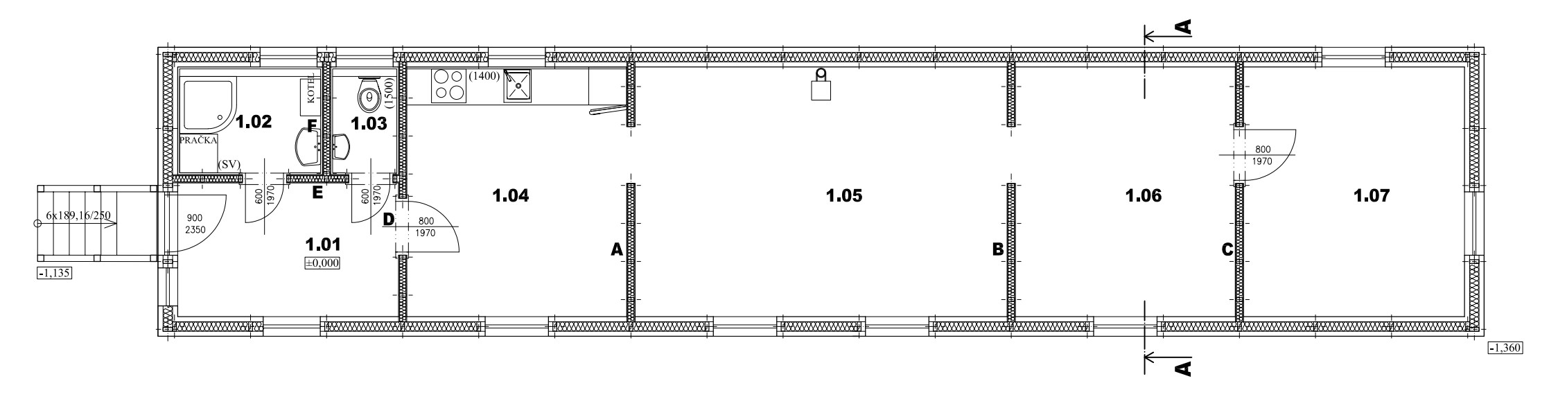 Půdorys úzkého přízemního domu 4,5 × 21 m: zádveří, koupelna, WC, kuchyně, obývací pokoj, studovna a ložnice řazené za sebou jako průchozí pokoje