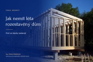 Dřevěná nosná konstrukce rozestavěné dřevostavby na pozemku, přes fotku text Jak nemít léta rozestavěný dům.