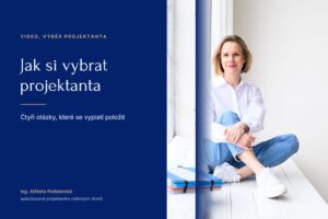 Ing. Alžbeta Podstavská sedí u okna v bílé košili, vedle sebe má složky s výkresy, přes fotku text Jak si vybrat projektanta.