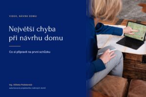 Detail rukou nad tabletem s výkresem domu a papírovými náčrtky, přes fotku text Největší chyba při návrhu domu.