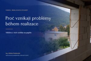 Pohled z okenního otvoru hrubé stavby na vesnici a zalesněné kopce, přes fotku text Proč vznikají problémy během realizace.