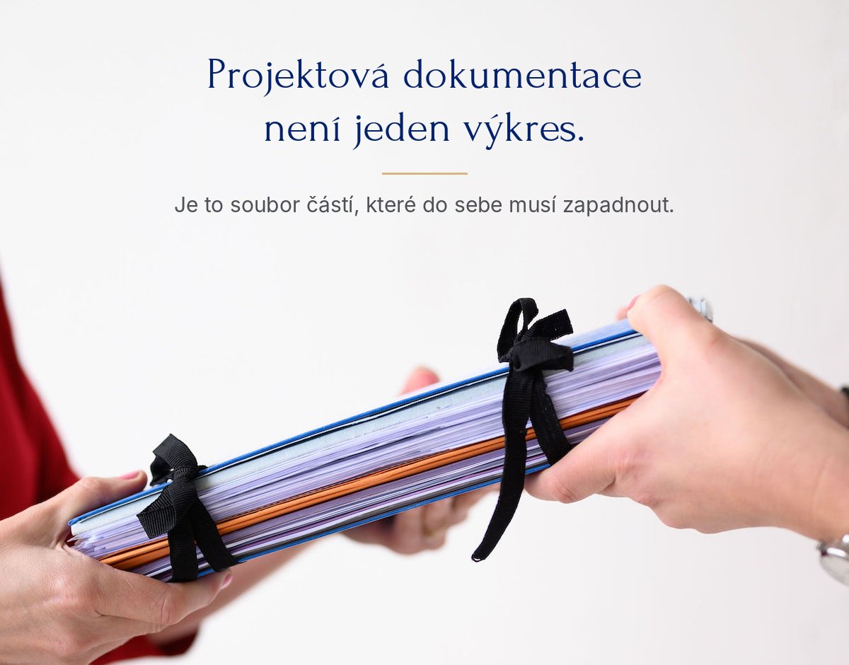 Dvě ruce si předávají stoh barevných desek s projektovou dokumentací převázaný černými stuhami, nad nimi text Projektová dokumentace není jeden výkres. Je to soubor částí, které do sebe musí zapadnout.